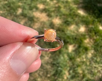 Anillo pequeño de piedra lunar melocotón ajustable en plata 925