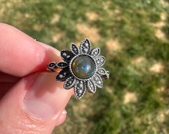 Anillo ajustable con flor de plata 925 y piedra de ópalo negro