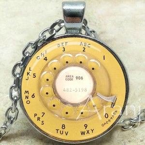 Colgante artístico con teléfono giratorio amarillo, collar con teléfono, joyería con teléfono, collar con teléfono, teléfono giratorio, teléfono vintage, colgante n.° HG133P
