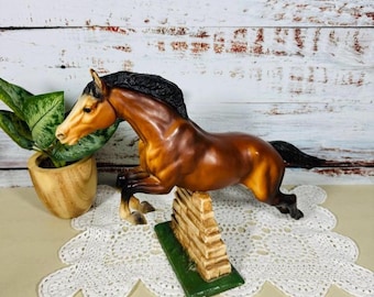 Statuetta Breyer Traditional Bay Jumping Horse, modello vintage anni '80, con muro di mattoni separato per il salto.