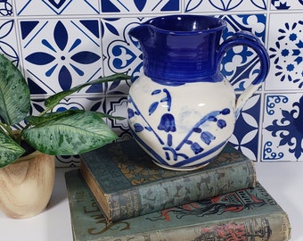 Vintage blauwe kan van porseleinen porselein - Bluebell-motief boerderij rustiek