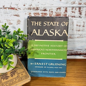 L'état de l'Alaska Une histoire définitive de la frontière la plus septentrionale de l'Amérique HC DJ par Ernest Gruening 1954 Deuxième impression des illustrations de cartes