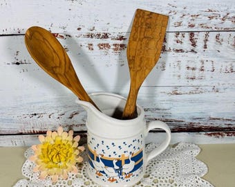 Jarra con soporte para utensilios Blue Ribbon Cottagecore con diseño de gansos, estilo rústico vintage, ideal para la cocina campestre.