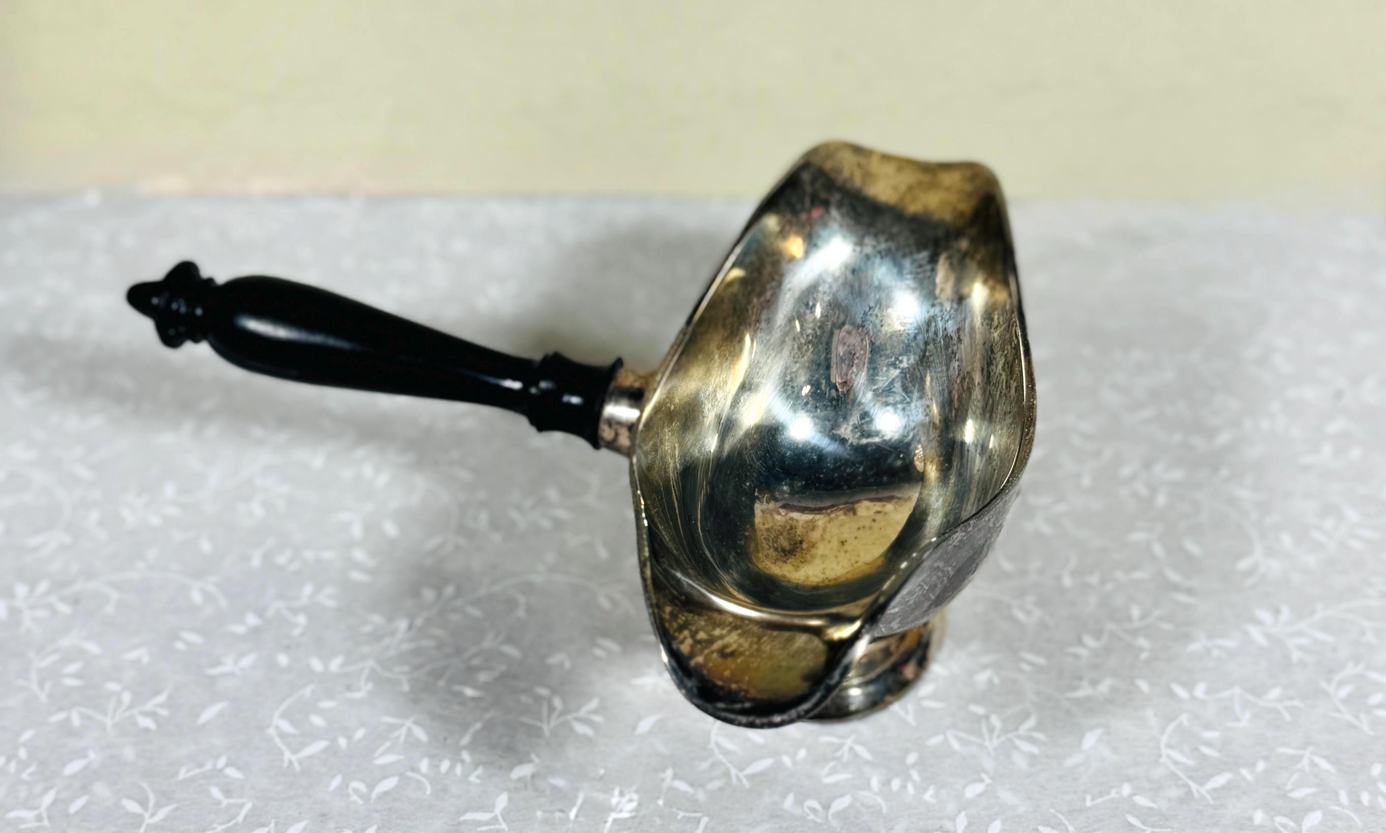 Saucière En Métal Argenté Avec Manche En Bois Noirci, Style Ancien