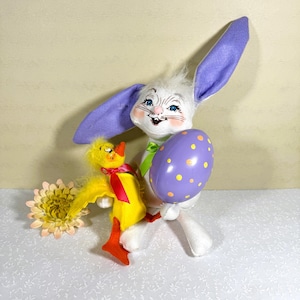 Annalee Easter Pals - Conejito y pato sosteniendo un huevo de Pascua de lavanda, peluche de fieltro de 15 pulgadas, orejas articuladas