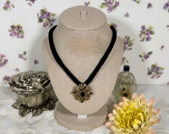 Gargantilla gótica occidental de terciopelo negro con medallón dorado, estilo victoriano, 43 cm (17 pulgadas)