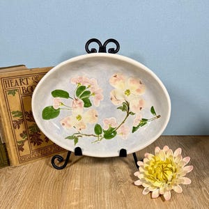 Può includere: Set di tre tazze in ceramica con finitura opaca e macchiettata. Le tazze sono nei toni del crema, grigio chiaro e grigio scuro. Ogni tazza ha un design semplice e minimalista, perfetto per caffè o tè.