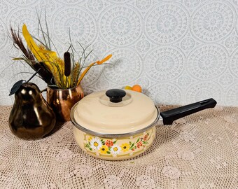 Vintage Daisy Enamel Saucepan With Lid, Beige Retro Cottagecore Cookware, 2 Quart Pan