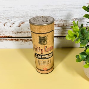 Lata mezcladora de cartón y etiquetas de papel con polvos antipulgas para Kitty Care vintage (década de 1930) ¡con algunos productos originales!