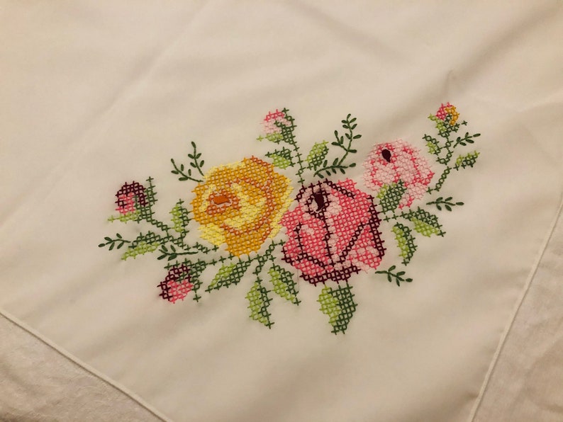 Tablecloth And Set Of 4 Napkins Machine Embroidered Pink And Yellow Rose Table Linens