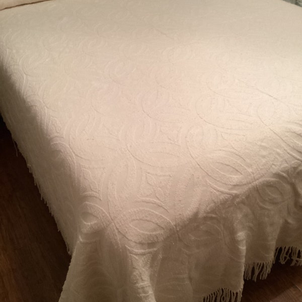 Vintage Crown Craft Full Sized Cotton Bedspread Ivory Cream Wedding Ring Fringed Bed Coverlet Bed Spread