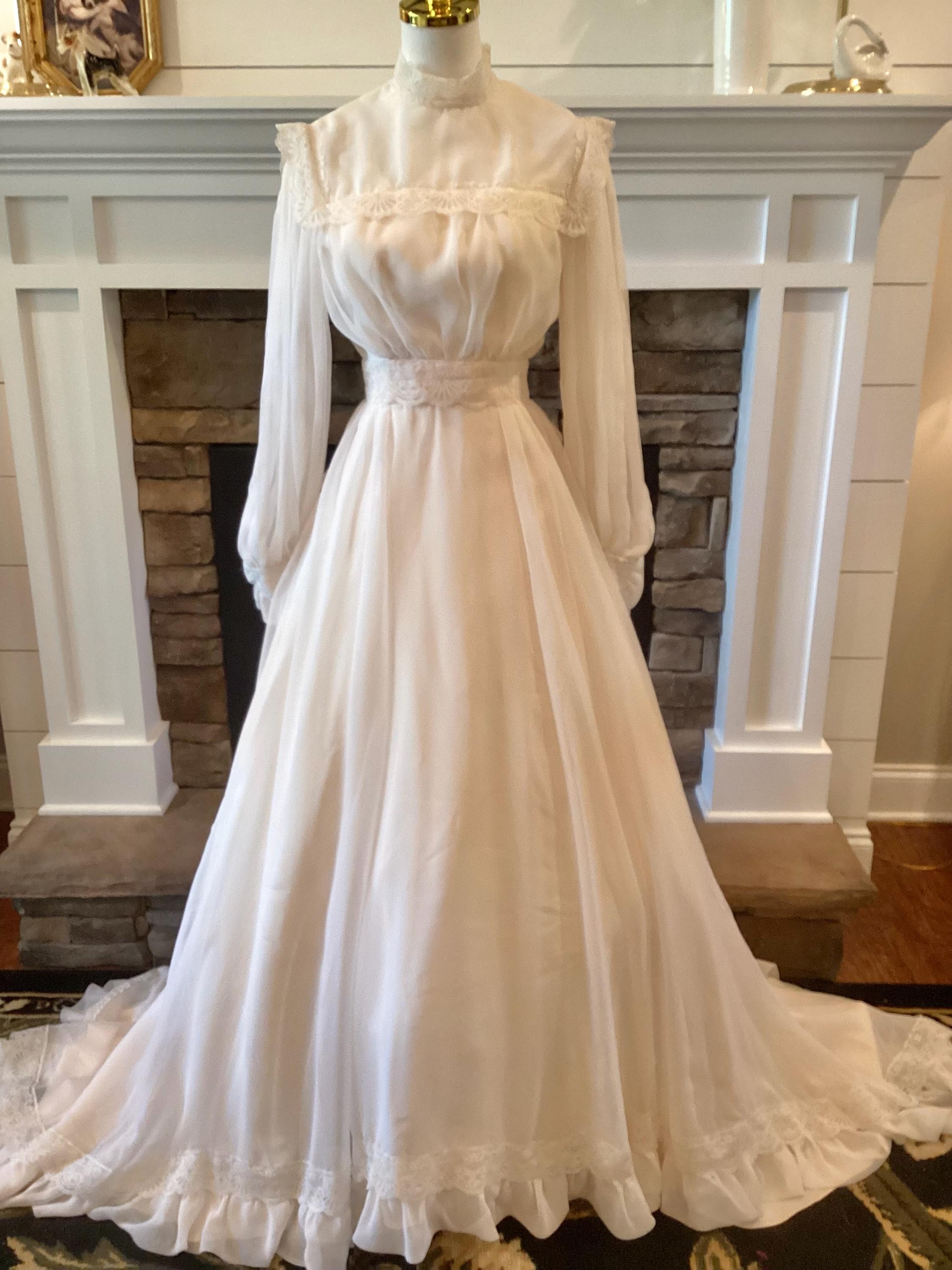 Hollywood 1940s Formal Dresses Satin Victorian Wedding Dresses 1960s Short  Sleeves Beige Vintage Bridal Gowns