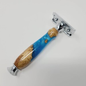 Red Mallee Burl DE Safety Razor with Blue Resin