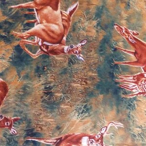 K&ouml;nnte beinhalten: Ein brauner und gr&uuml;ner Stoff mit einem sich wiederholenden Muster aus Hirschen. Die Hirsche sind in verschiedenen Posen, darunter stehend, laufend und springend. Der Stoff hat ein rustikales und waldiges Flair.