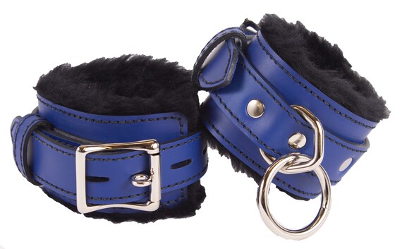 【見本】　レザー　hand cuffs　黒/青 Locking Wrist Cuffs Blue Leather With Black Faux Fur Lining
