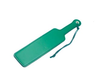 Groene leren broederschap bondage peddel