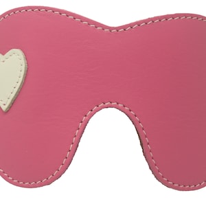 Roze blinddoek met wit hart en witte voering van imitatiebont