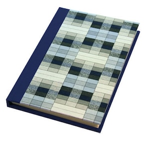 Könnte beinhalten: Ein Notizbuch mit blauem Einband und einem gemusterten Umschlag. Der Umschlag zeigt ein geometrisches Design in Blau-, Grau- und Cremetönen. Das Notizbuch ist geschlossen und leicht angewinkelt, wodurch das Design des Umschlags zur Geltung kommt.