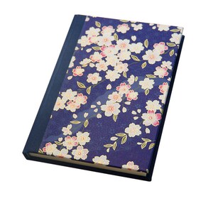 Può includere: Un diario con copertina rigida con una copertina blu navy e un motivo floreale sul davanti. Il motivo presenta fiori di ciliegio bianchi e rosa su uno sfondo blu scuro. Il diario è rettangolare e sembra nuovo.