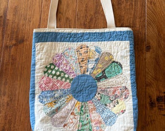 Bolso tote antiguo de Dresde acolchado/ forrado con dos bolsillos interiores/ tiene algunas manchas leves en la parte superior.