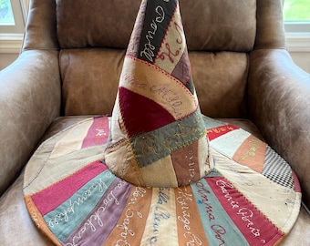 RARO sombrero de bruja antiguo de patchwork loco, ponible / nombres bordados a mano por todas partes / forrado / hecho a mano por mí (no por IA)