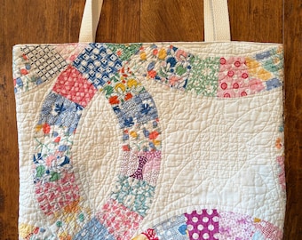 Precioso bolso tote antiguo con diseño de anillos de boda, forrado con dos bolsillos interiores y en excelente estado. Edredón de los años 30.