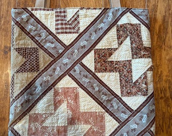 Bolso de mano antiguo de la década de 1890, forrado con algodón y con dos bolsillos interiores. Ligeramente desgastado en algunas partes.