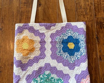 Precioso bolso antiguo de tela acolchada /colcha antigua lila con estampado de jardín de flores de la abuela/ forrado con dos bolsillos interiores/ ENCANTADORAMENTE DESGASTADO en la parte inferior