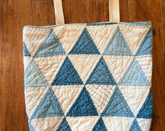 Bolso tote acolchado extragrande de color índigo antiguo desteñido/ un poco encantadoramente desgastado/ forrado con dos bolsillos interiores/ viaje/ playa/ un poco abultado