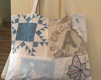 Adorable gran collage de retazos, colcha antigua de saco de grano con saco de pienso vintage, bolso de mano de encaje / forrado / Rara colcha antigua azul desteñida