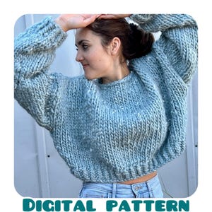 Peut inclure: Un patron de tricot numérique pour un pull surdimensionné bleu clair à la coupe décontractée. Le pull a un col rond et des manches longues. Le patron est disponible en téléchargement.