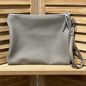 Cartera de mano de cuero gris hecha a mano