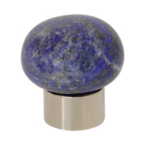 Op de afbeelding: Een ronde, blauwe en gouden lapis lazuli knop met een zilveren voet.