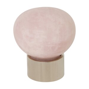 Peut inclure: Un bouton rond de couleur rose, ressemblant à du marbre, avec une base argentée. Le bouton est fait de pierre naturelle et présente un motif unique et tourbillonnant.