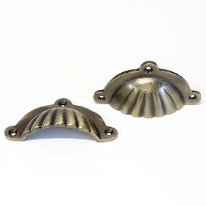 Maniglia per cassetti e armadi in ferro con motivo a conchiglia vintage (confezione da 2) - PL-IR8357 di RCH Hardware