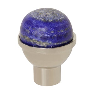Op de afbeelding: Een ronde, blauwe en zilveren kastknop met een lapis lazuli stenen bovenkant.