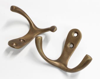 Dekorativ 3,8 cm mässingsduoväggkrok för hattar, rockar och morgonrockar (2-pack) - HK-BR2560 från RCH Hardware