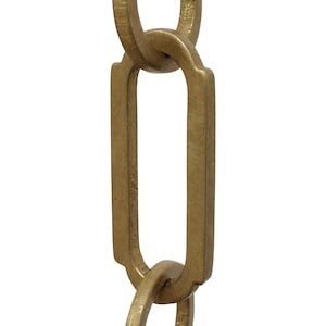 Peut inclure: Gros plan sur une section d'une chaîne de couleur laiton. Les maillons de la chaîne sont rectangulaires avec des bords arrondis et sont imbriqués. Le métal a un aspect légèrement vieilli. Le fond est blanc uni.