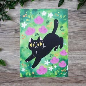 Die Blumenwiese - Katze läuft auf einer Blumenwiese - Matter Kunstdruck - Signiert