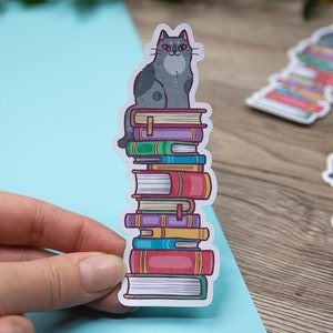 Un chat sur une pile de livres - Sticker vinyle mat