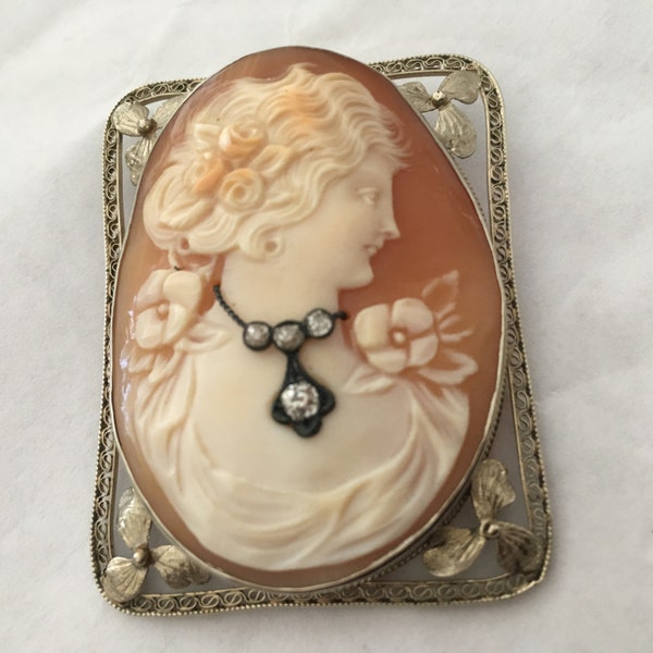 Vintage Habille Cameo mit Diamanten am Hals Flora mit Vergissmeinnicht Knoten und Rosen