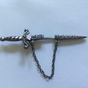 Broche antiguo de plata esterlina Jabot Sword Pin Broche con empuñadura esmaltada