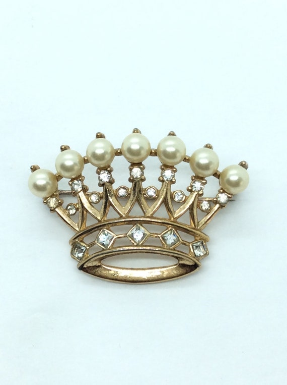 Trifari Crown Pin with White Pearls RhineSTONES si