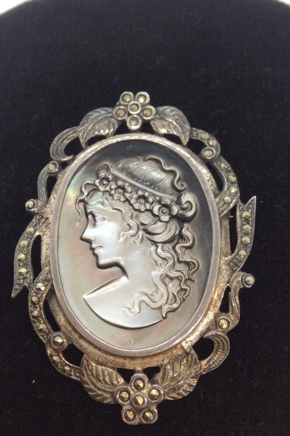 Large Damsel of the 30s Cameo in mother of pearl … - image 1