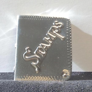Sterling-stempeldoos met stempels geschreven in Repousse-vierkant, zakzegeldoosje
