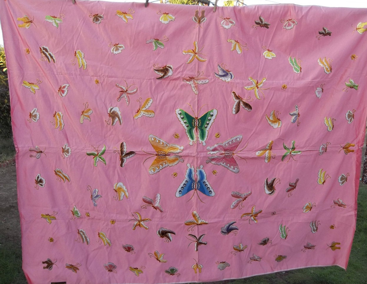 Tissu coréen Vintage brodé papillons des années 1960 des années 70 américains Mad Men Era rose en Satin Tissu coréen Vintage brodé papillons des années américains 1960 des années 70 américains années Mad Men Era rose en Satin 5922e4