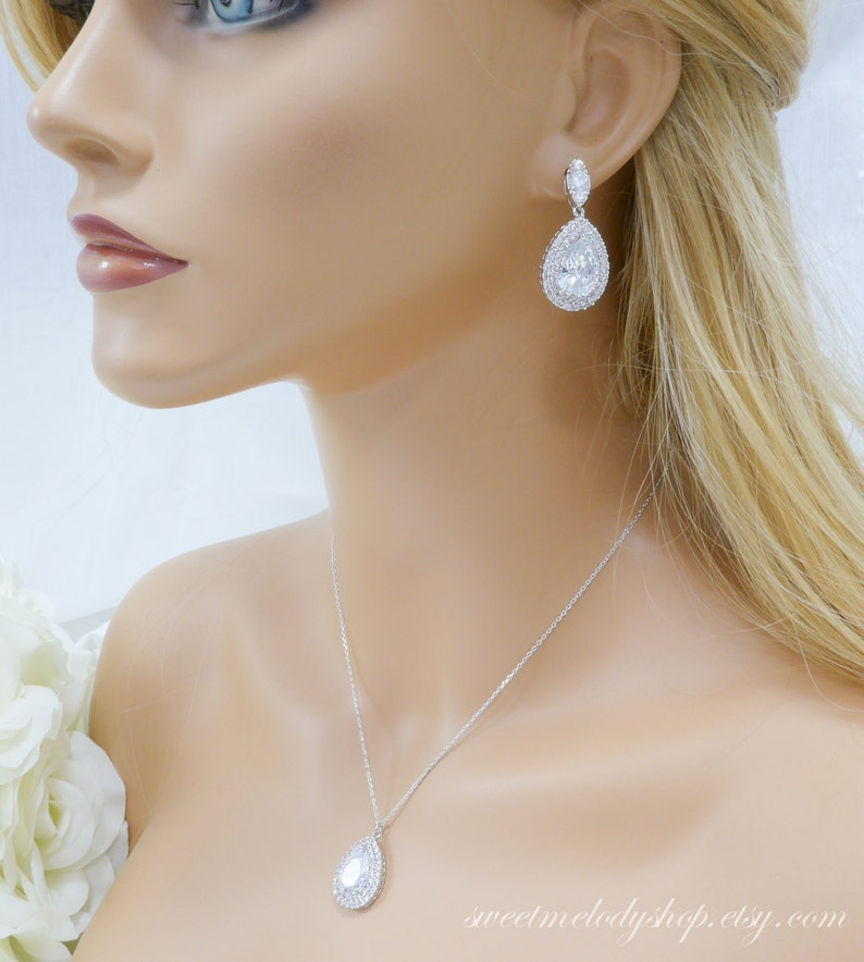 Mother of Groom Jewelry Bridesmaid Jewelry Set Bridesmaid Gift Mother of Bride Gift Crystal Teardrop Earrings Matching Bracelet Necklace