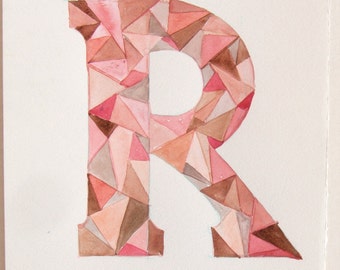 Puede incluir: Una pintura de acuarela de la letra R, compuesta por triángulos de color rosa, marrón y melocotón.