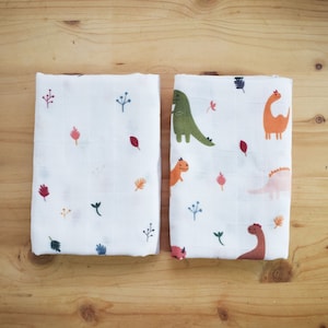 Fralda de pano Dinossauro | Set de duas fraldas em algodão orgânico estampado Dinos e folhas Zezling!