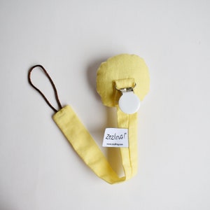 Chupetero Llama en tela | ZUPETA | acessorios de diseño bebé | porta chupetes en tela | chupetero amarillo y blanco | portapipo textil imagen 7